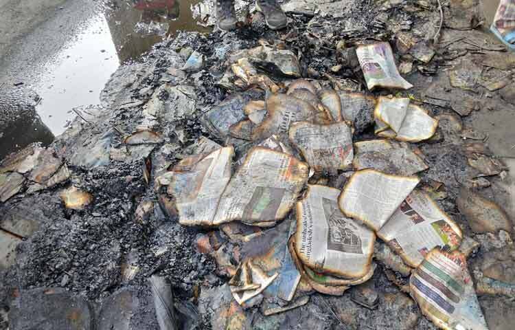 দৈনিক প্রথম আলো ও ইংরেজি পত্রিকা ডেইলি স্টারের অফিসে ভাঙচুর করা হয়েছে। আগুনের কালো ধোঁয়ার তীব্রতায় কালো হয়ে দাড়িয়ে আছে পুরো ভবন।