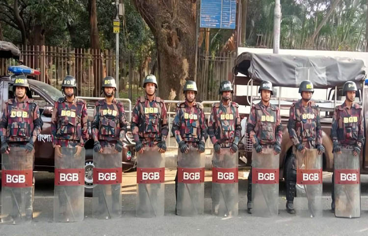 ইনকিলাব মঞ্চের মুখপাত্র শরিফ ওসমান হাদি গুলিবিদ্ধ হয়ে মৃত্যুর ঘটনায় বিভিন্ন স্থাপনায় হামলা, ভাঙচুর ও আগুন দিয়েছে বিক্ষুব্ধ জনতা। এ অবস্থায় যে কোনো ধরনের অপ্রীতিকর ঘটনা ঠেকাতে ঢাকার বিভিন্ন সড়কে নিরাপত্তা জোরদার করেছে আইনশৃঙ্খলা বাহিনী। ছবি: জাগো নিউজ