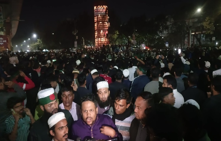 La plaza Shahbagh se llenó de consignas tras la noticia de la llegada del cuerpo de Osman Hadi a Daca. En ese momento, los manifestantes coreaban consignas como 