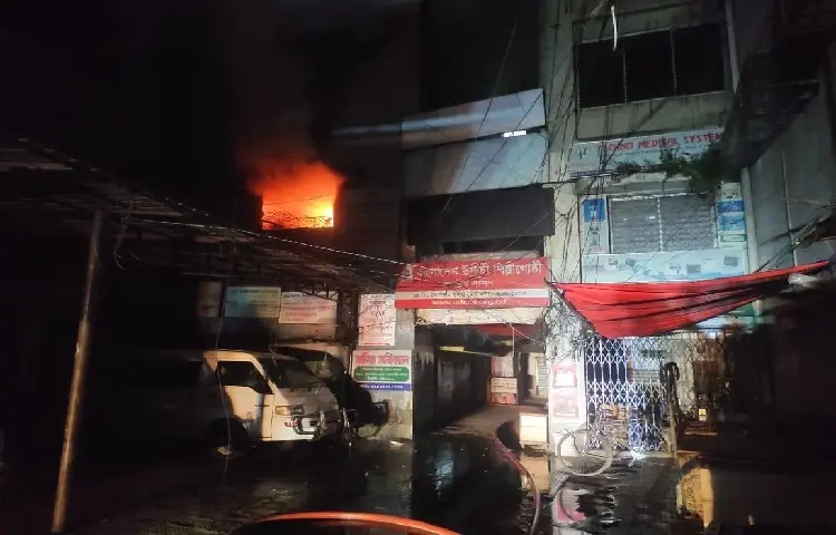 প্রাথমিকভাবে আগুন লাগার কারণ ও ক্ষয়ক্ষতির পরিমাণ জানাতে পারেননি ফায়ার সার্ভিসের এই কর্মকর্তা।