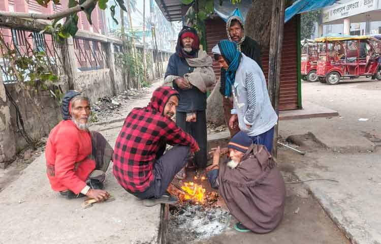 শীতের কারণে অনেকেই সকালে কাজে বের হতে পারেননি।