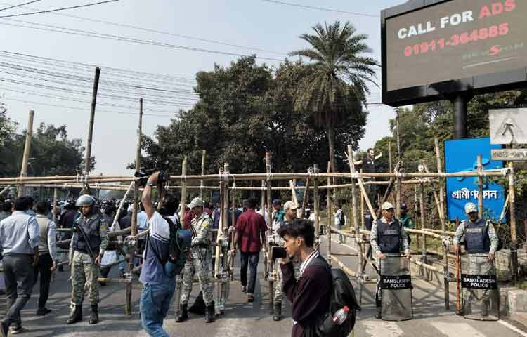 সেখানে নিরাপত্তা তল্লাশির ব্যবস্থা করেছেন আইনশৃঙ্খলা বাহিনীর সদস্যরা। কাউকে সন্দেহ হলে তাকে তল্লাশি করছেন। এরপর সংসদ ভবনের দক্ষিণ প্লাজায় ঢুকতে আরও দুটি নিরাপত্তা তল্লাশির ব্যবস্থা করা হয়েছে।