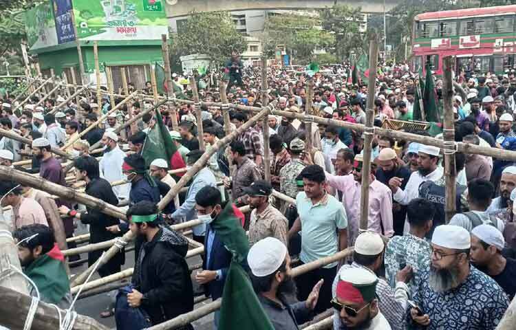 দলে দলে মানুষের উপস্থিতি আরও বাড়ছে।