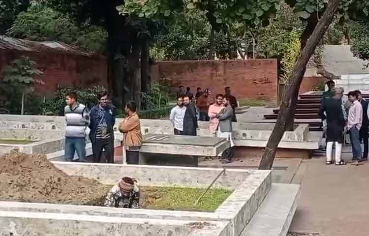 এদিকে, বিশ্ববিদ্যালয়ের জনসংযোগ দপ্তর থেকে গণমাধ্যমে পাঠানো এক সংবাদ বিজ্ঞপ্তিতে ওসমান হাদিকে সমাহিত করা উপলক্ষে ঢাবি ক্যাম্পাসে ভিড় না করার অনুরোধ জানানো হয়েছে।