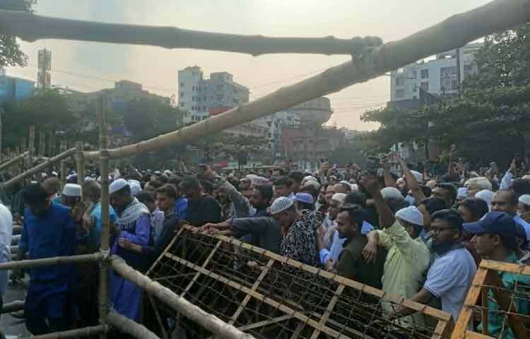 নানা প্রান্ত থেকে পায়ে হেটে জনস্রোত মিলছে মানিক মিয়া সড়কে। বেলা দেড়টা বাজার আগেই জনসমুদ্রে প্লাবিত সড়ক।