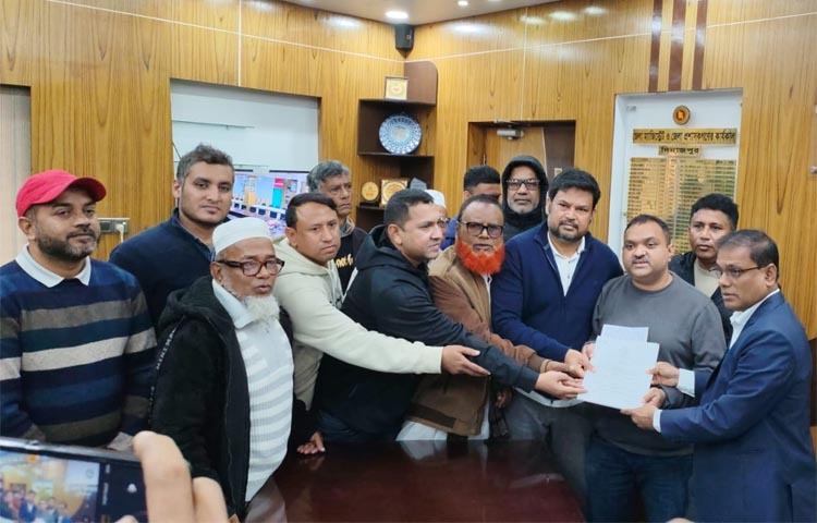 আসন্ন ত্রয়োদশ জাতীয় সংসদ নির্বাচনে দিনাজপুর-৩ সদর আসনে বিএনপির চেয়ারপার্সন বেগম খালেদা জিয়ার পক্ষে মনোনয়নপত্র সংগ্রহ করেছেন জেলা বিএনপির নেতারা। আজ দিনাজপুর জেলা বিএনপির সাধারণ সম্পাদক বখতিয়ার আহম্মেদ কচির নেতৃত্বে নেতাকর্মীরা এই মনোনয়নপত্র সংগ্রহ করেন। ছবি: জাগো নিউজ