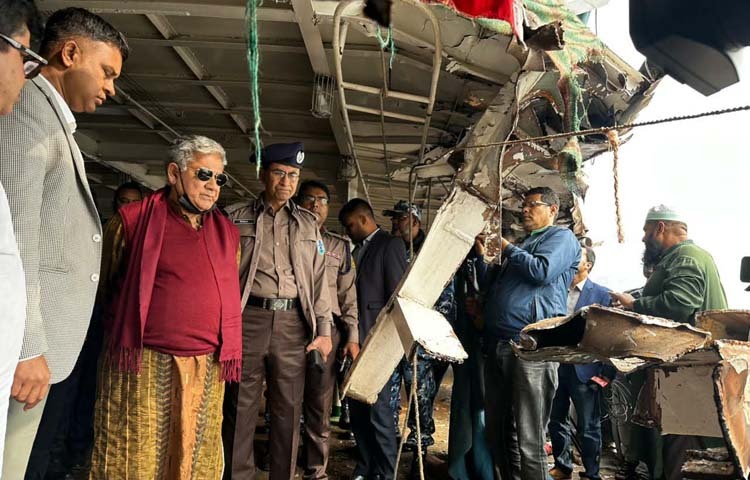 চাঁদপুরের হরিনায় মেঘনা নদীতে দুই লঞ্চের সংঘর্ষে হতাহতের ঘটনায় দায়ী ব্যক্তিদের বিরুদ্ধে কঠোর আইনানুগ ব্যবস্থা নেওয়া হবে বলে জানিয়েছেন নৌপরিবহন উপদেষ্টা ব্রিগেডিয়ার জেনারেল (অব.) ড. এম সাখাওয়াত হোসেন। আজ সকালে রাজধানীর সদরঘাটে দুর্ঘটনাকবলিত লঞ্চ এমভি জাকির সম্রাট-৩ পরিদর্শনকালে তিনি এ কথা বলেন। নৌপরিবহন মন্ত্রণালয়ের এক সংবাদ বিজ্ঞপ্তিতে এ তথ্য জানানো হয়েছে। ছবি: জাগো নিউজ