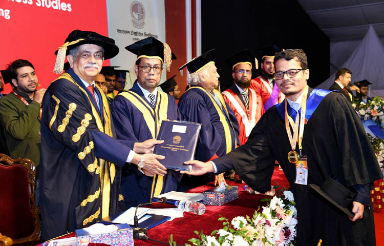 শিক্ষা উপদেষ্টা অধ্যাপক ড. চৌধুরী রফিকুল আবরার আজ রাজধানীতে বাংলাদেশ টেক্সটাইল বিশ্ববিদ্যালয়ের ১ম সমাবর্তন অনুষ্ঠানে স্বর্ণপদকপ্রাপ্ত শিক্ষার্থীদের মাঝে সনদ বিতরণ করেন। ছবি: পিআইডি