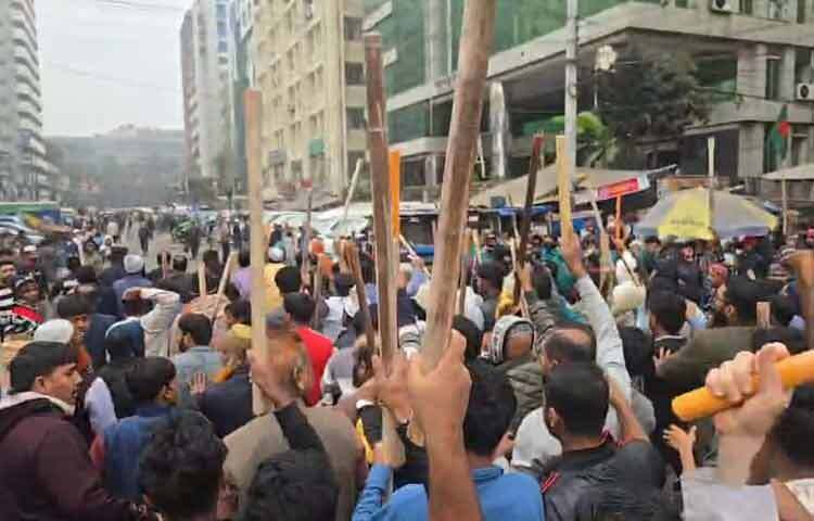 রাজধানীর কারওয়ান বাজারে সিন্ডিকেটভিত্তিক চাঁদাবাজির বিরুদ্ধে শান্তিপূর্ণ মানববন্ধনে ব্যবসায়ীদের ওপর সন্ত্রাসী হামলার তীব্র নিন্দা ও প্রতিবাদ জানিয়ে বাংলাদেশ জামায়াতে ইসলামী। ছবি: অভিজিৎ রায়