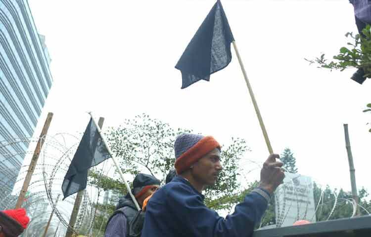 এই দৃশ্যটি শুধু শোক নয়, বরং ঐক্য ও স্মৃতির এক জীবন্ত চিত্র। সময়টা যেন থেমে গেছে। মানুষ, ছবি, ব্যানার, কালো পতাকা সবই মিলেমিশে এক হৃদয়স্পর্শী দৃশ্য রচনা করছে।