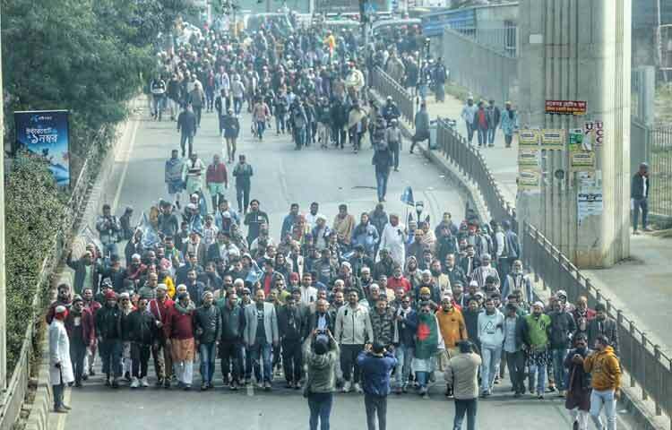 এদিকে জানাজা উপলক্ষে বিশেষ নিরাপত্তা ব্যবস্থা গ্রহণ করেছে আইনশৃঙ্খলা বাহিনী। পুলিশের পাশাপাশি এপিবিএন, র‌্যাব, বিজিবি ও সেনাবাহিনী মোতায়েন থাকবে। সার্বিক নিরাপত্তার ১০ হাজারেরও বেশি আইনশৃঙ্খলা বাহিনীর সদস্য মোতায়েন থাকবে।