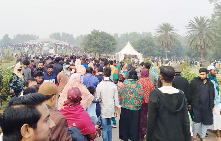 আজ বাদ জুমা রাজধানীর শেরেবাংলা নগরে অবস্থিত শহীদ রাষ্ট্রপতি জিয়াউর রহমান এবং বেগম খালেদা জিয়ার কবর জিয়ারত করতে জনতার ঢল নামে। ছবি: জাগো নিউজ