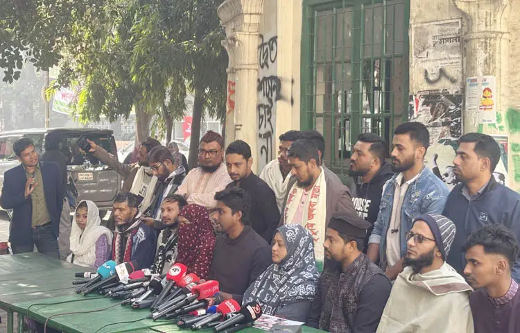 আজ দুপুর সাড়ে ১২টায় ঢাকা বিশ্ববিদ্যালয়ের মধুর ক্যান্টিনে সংবাদ সম্মেলন করেছে বৈষম্যবিরোধী ছাত্র আন্দোলন। আগামী ২০ জানুয়ারির মধ্যে যাচাই-বাছাই কমিটির পাঠানো তালিকা অনুযায়ী এমআইএস ও গেজেট নিশ্চিত না হলে কঠোর কর্মসূচির হুঁশিয়ারি দেওয়া হয়। ছবি: জাগো নিউজ