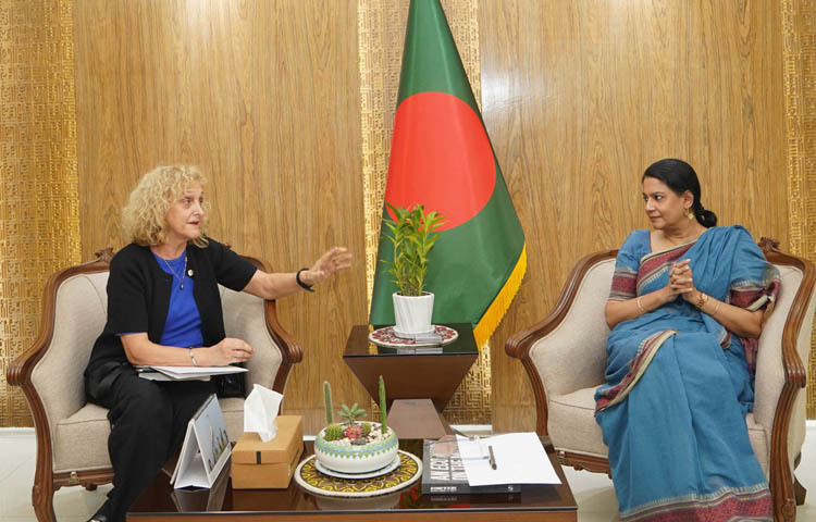 পরিবেশ, বন ও জলবায়ু পরিবর্তন উপদেষ্টা সৈয়দা রিজওয়ানা হাসানের সাথে আজ ঢাকায় তাঁর মন্ত্রণালয়ে ইউরোপিয়ান ইউনিয়ন চেম্বার অব কমার্স ইন বাংলাদেশের চেয়ারপার্সন নুরিয়া লোপেজ সাক্ষাৎ করেন। ছবি: পিআইডি