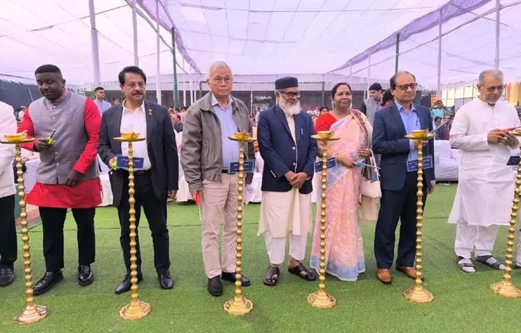 পার্বত্য চট্টগ্রাম বিষয়ক উপদেষ্টা সুপ্রদীপ চাকমা আজ রাজধানীর বেইলি রোডে অফিসার্স ক্লাব প্রাঙ্গণে সরস্বতী পূজা উপলক্ষে আয়োজিত অনুষ্ঠানে অতিথিদের সঙ্গে প্রদীপ প্রজ্জ্বলনে অংশ নেন। এ সময় প্রাথমিক ও গণশিক্ষা উপদেষ্টা অধ্যাপক ডা. বিধান রঞ্জন রায় পোদ্দার এবং ধর্ম বিষয়ক উপদেষ্টা ড. আ ফ ম খালিদ হোসেন উপস্থিত ছিলেন। ছবি: পিআইডি