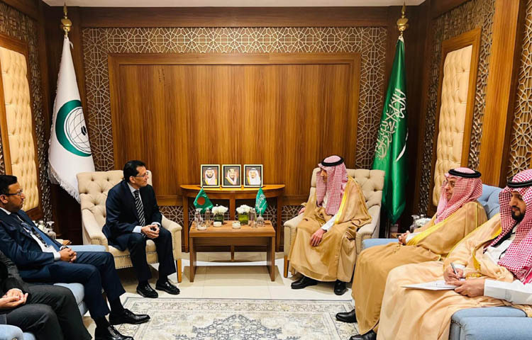 পররাষ্ট্রমন্ত্রী ড. খলিলুর রহমান ও সৌদি আরবের ভাইস ফরেন মিনিস্টার ইঞ্জি. ওয়ালিদ বিন আবদুল করিম আল খুরাইজি আজ জেদ্দায় ওআইসির জরুরি অধিবেশনের সাইডলাইনে বৈঠকে মিলিত হন। ছবি: পিআইডি