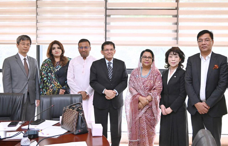 হজরত শাহজালাল আন্তর্জাতিক বিমানবন্দরের তৃতীয় টার্মিনাল পরিচালনা ও রক্ষণাবেক্ষণ বিষয়ে জাপানের প্রতিনিধিদলের সঙ্গে একটি দ্বিপাক্ষিক বৈঠক আজ সকালে পররাষ্ট্র মন্ত্রণালয়ে অনুষ্ঠিত হয়েছে। এতে সভাপতিত্ব করেন পররাষ্ট্র মন্ত্রী ড. খলিলুর রহমান। ছবি: জাগো নিউজ