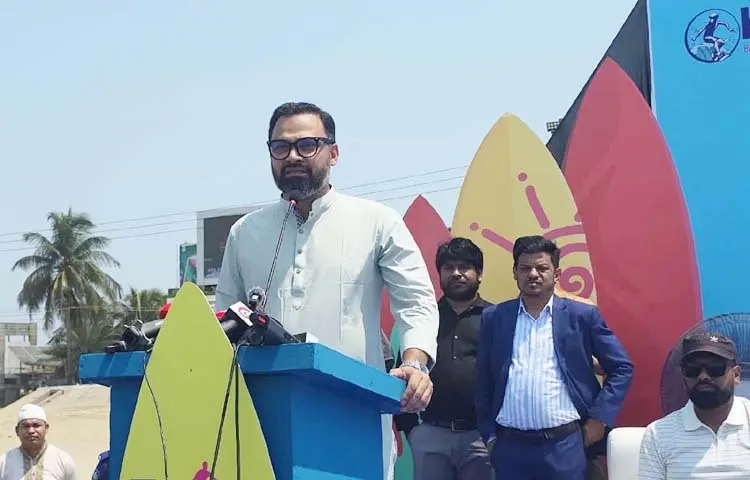 যুব ও ক্রীড়া প্রতিমন্ত্রী মো. আমিনুল হক আজ কক্সবাজারের লাবনী পয়েন্টে অষ্টম জাতীয় সার্ফিং প্রতিযোগিতার উদ্বোধন অনুষ্ঠানে প্রধান অতিথির বক্তৃতা করেন। ছবি: পিআইডি
