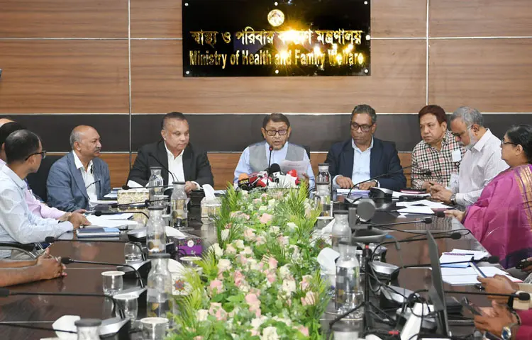 স্বাস্থ্য ও পরিবার কল্যাণ মন্ত্রী সরদার মো. সাখাওয়াত হোসেন আজ ঢাকায় মন্ত্রণালয়ের সভাকক্ষে আগামীকাল থেকে শুরু হতে যাওয়া হাম রোগের টিকাদান কার্যক্রমের প্রস্তুতি বিষয়ে সাংবাদিকদের ব্রিফ করেন। এ সময় প্রতিমন্ত্রী এম এ মুহিত উপস্থিত ছিলেন। ছবি: পিআইডি