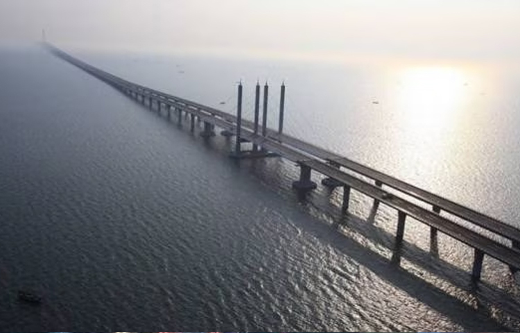 বিশ্বের তৃতীয় বৃহত্তম সেতু কাংদে গ্র্যান্ড ব্রিজও চীনে অবস্থিত।  এই রেলসেতুটির দৈর্ঘ্যে ৭২ মাইল (১১৬ কিলোমিটার)। রাজধানী বেইজিং হয়ে যাত্রী পরিবহনের প্রধান রেলপথের অংশ এটি। ছবি: সংগৃহীত