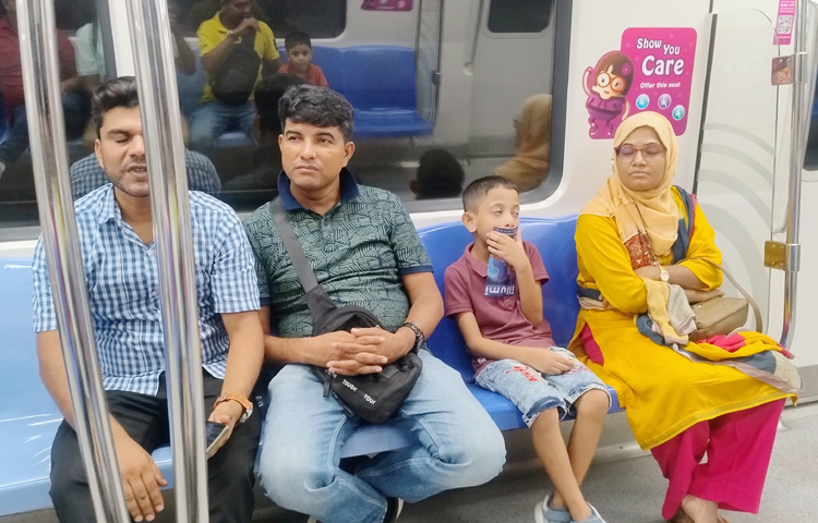 সিঙ্গাপুরে ট্রেনকে এমআরটি ও এলআরটি বলা হয়। বাসের চেয়েও বেশি যাত্রী ট্রেনে আসা-যাওয়া করেন। এখানকার সব রেললাইন মাটির নিচে। শুধু এলআরটি কিছুটা উপরের লেনে চলাচল করে। একেকটি রেলস্টেশন যেন পর্যটনকেন্দ্র। ছবি: এম মাঈন উদ্দিন