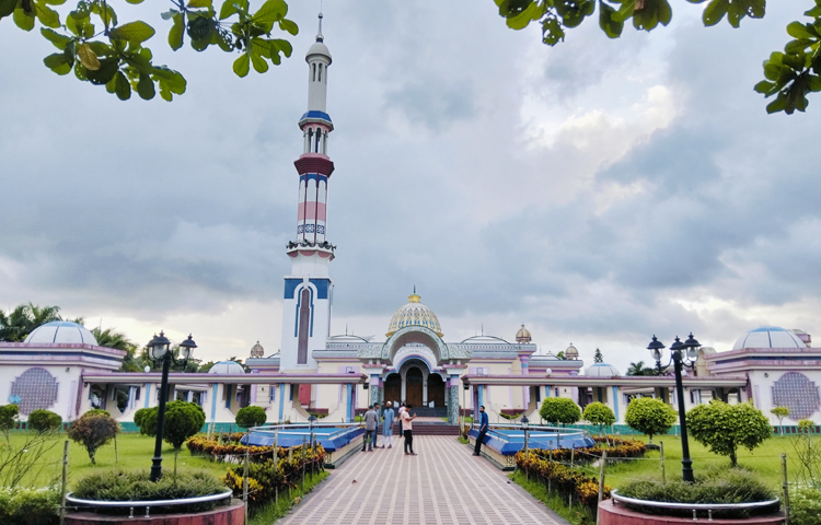 নামাজের সময় প্রবেশ করলে অন্যরকম অনুভূতি ছুঁয়ে যায়। শান্তিপূর্ণ পরিবেশ, চারপাশের আলো ও মিনারের উচ্চতা আধ্যাত্মিক আবহ সৃষ্টি করে। যখন মুসল্লিরা নামাজে দাঁড়ান, তাদের মধ্যে সম্প্রীতি লক্ষ্য করা যায়। সবার একই আশা, আল্লাহর প্রতি আনুগত্য প্রকাশ করা। ছবি: এম আই সিয়াম মৃধা