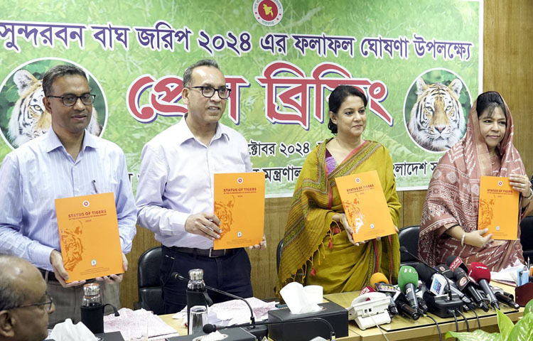 পরিবেশ, বন ও জলবায়ু পরিবর্তন উপদেষ্টা সৈয়দা রিজওয়ানা হাসান আজ মন্ত্রণালয়ের সভাকক্ষে ‘স্টাটাস অব টাইগার্স ইন দ্য সুন্দরবনস অব বাংলাদেশ’ শীর্ষক প্রকাশনার মোড়ক উন্মোচন করেন। ছবি: পিআইডি