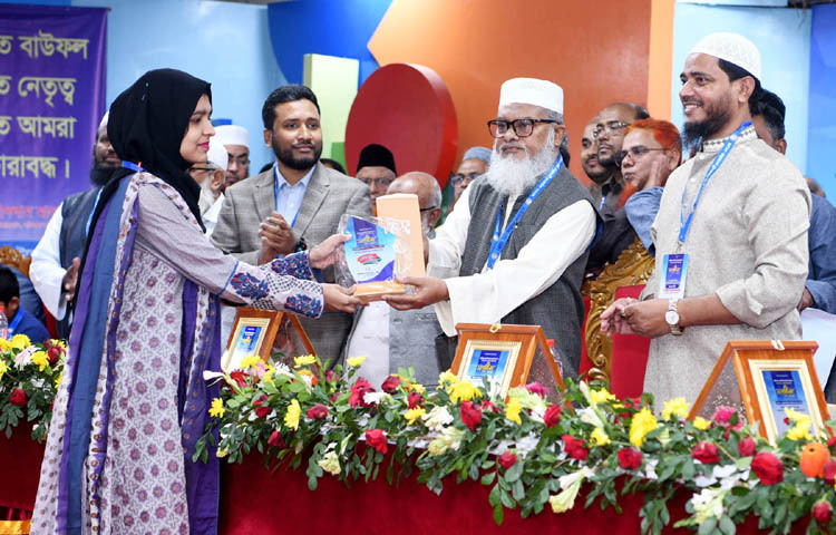 ধর্ম উপদেষ্টা ড. আ ফ ম খালিদ হোসেন আজ রাজধানীর আইডিইবি ভবনে সংবর্ধনা অনুষ্ঠানে গুণিজন ও কৃতি শিক্ষার্থীদের ক্রেস্ট প্রদান করেন। ছবি: পিআইডি