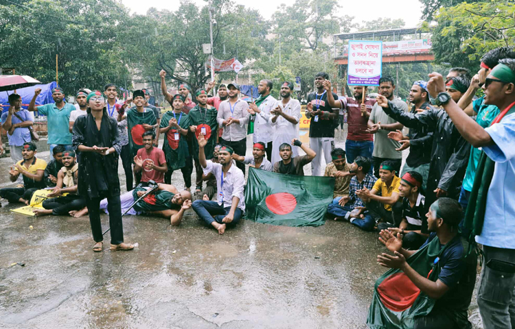 জুলাই সনদ ও জুলাই ঘোষণাপত্রের দাবিতে রাজধানীর শাহবাগ মোড় অবরোধ করে রেখেছেন জুলাই অভ্যুত্থানে আহতরা। আজ সারাদিন বৃষ্টিতে ভিজেও তারা অবরোধ অব্যাহত রেখেছেন। ছবি: জাগো নিউজ