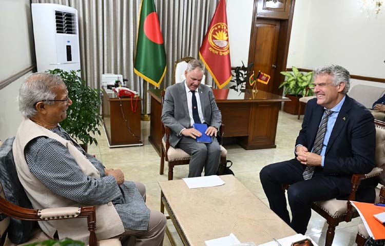 প্রধান উপদেষ্টা ড. মুহাম্মদ ইউনূস বলেছেন, ‘আগামী বছরের ফেব্রুয়ারির প্রথমার্ধে সাধারণ নির্বাচন আয়োজনের প্রস্তুতি চলছে।’ রাষ্ট্রীয় অতিথি ভবন যমুনায় প্রধান উপদেষ্টার সঙ্গে নেদারল্যান্ডসের নবনিযুক্ত রাষ্ট্রদূত বোরিস ভ্যান বমেলের সৌজন্য সাক্ষাৎকালে তিনি এ কথা বলেন। ছবি: পিআইডি