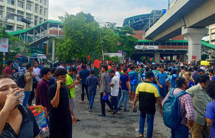 কোটা পদ্ধতি সংস্কারের দাবিতে ‘বাংলা ব্লকেড’ কর্মসূচিতে পুলিশের হামলা ও বাধার প্রতিবাদে সব কলেজ-বিশ্ববিদ্যালয়ে বিক্ষোভ মিছিল কর্মসূচি পালন করছেন আন্দোলনরত শিক্ষার্থীরা। বিক্ষোভ মিছিল নিয়ে ফের শাহবাগ মোড় অবরোধ করেছেন তারা। এতে শাহবাগ এলাকায় যান চলাচল বন্ধ হয়েছে। ছবি: জাগো নিউজ