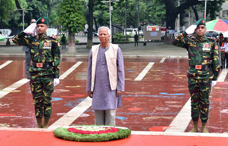 অন্তর্বর্তীকালীন সরকারের প্রধান উপদেষ্টা ড. মুহাম্মদ ইউনূস উপদেষ্টাদের সাথে নিয়ে আজ সকাল সোয়া ১১টায় ঢাকায় কেন্দ্রীয় শহীদ মিনারে পুষ্পস্তবক অর্পণ করে বায়ান্নোর ভাষা শহীদদের প্রতি শ্রদ্ধা নিবেদন করেন। ছবি: পিআইডি