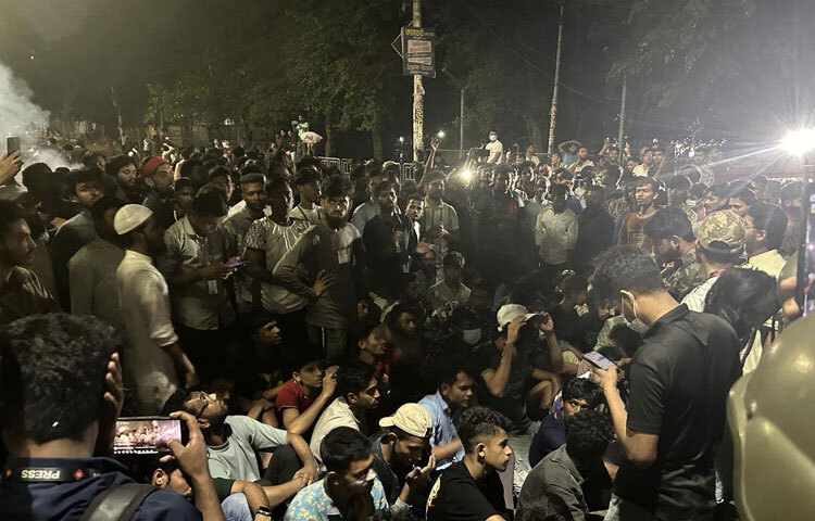 রাজধানীর ধানমন্ডি ৩২ নম্বরে বঙ্গবন্ধু শেখ মুজিবুর রহমানের বাড়ির অবশিষ্ট অংশ ভাঙার দাবিতে বিক্ষোভ করেছেন আন্দোলনকারীরা।