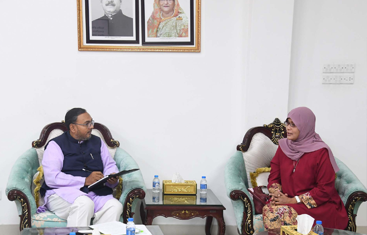 বাণিজ্য প্রতিমন্ত্রী আহসানুল ইসলামের (টিটু) সঙ্গে সাক্ষাৎ করেছেন মালয়েশিয়ার হাইকমিশনার হাজনা মো. হাশেম। ছবি: পিআইডি