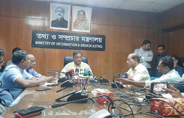 বিএনপি জালিয়াতির আশ্রয় নিয়েছে মন্তব্য করে তথ্য ও সম্প্রচারমন্ত্রী ড. হাছান মাহমুদ বলেছেন, গতকাল তারা একজন ব্যক্তিকে ধরে এনে জো বাইডেনের উপদেষ্টা পরিচয় দিয়ে তাকে দিয়ে সেখানে সংবাদ সম্মেলন করিয়েছে। বিভিন্ন সূত্র বলছে সেই ব্যক্তি ইসরায়েলের একজন এজেন্ট। আজ সচিবালয়ে তার কার্যালয়ে আয়েজিত ব্রিফিংয়ে সাংবাদিকদের এক প্রশ্নের জবাবে তিনি এসব কথা বলেন। ছবি: ইসমাইল রাসেল