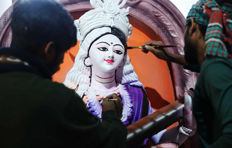 পূজার শেষ সময়ের প্রস্তুতিতে ব্যস্ত প্রতিমা কারিগররা। ছবি: মাহবুব আলম