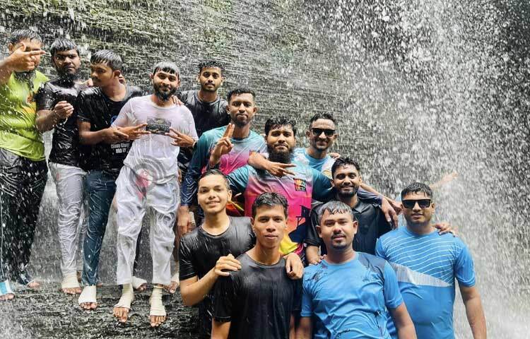 ঝরনায় গিয়ে কূপে গোসল করে যেন ক্লান্তি বিদায় করার প্রতিযোগিতায় নেমেছে সবাই। ছবি: এম মাঈন উদ্দিন