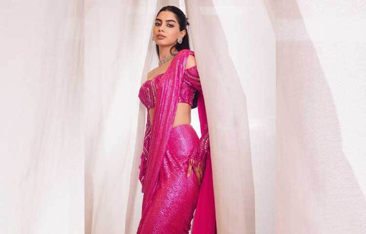 সামাজিক যোগাযোগ মাধ্যমে বেশ সরব খুশি। নিজের জীবনের নানা মুহূর্ত ভাগ করে নেন ভক্ত-অনুরাগীদের সঙ্গে। ছবি: ইনস্টাগ্রাম থেকে