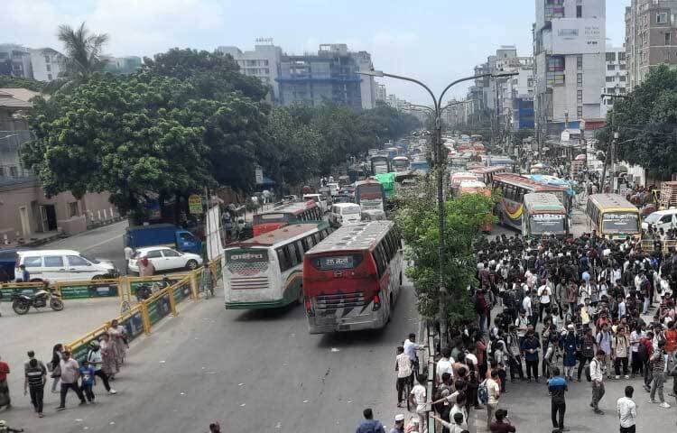 শিক্ষার্থীদের সড়ক অবরোধের কারণে শতশত যানবাহন আটকা পড়েছে। ছবি: আসিফ আজিজ