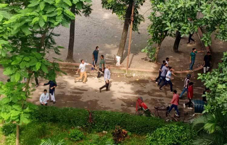 দু-পক্ষের সংঘর্ষের ঘটনায় বেশ কয়েকজন আহত হয়েছে বলে জানা গেছে। ছবি: হাসান আলী