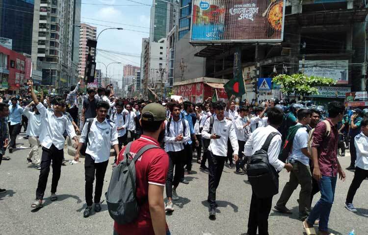 শিক্ষার্থীরা দাবি আদায়ে বিভিন্ন স্লোগান দিচ্ছেন। এসময় স্লোগানে স্লোগানে প্রকম্পিত হয়ে ওঠে পুরো এলাকা। ছবি: নাজমুল হোসেন বাপ্পি
