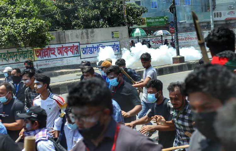 শিক্ষার্থীদের উপর ক্রমাগত টিয়ারশেল ছুড়ছে পুলিশ। ছবি: মাহবুব আলম