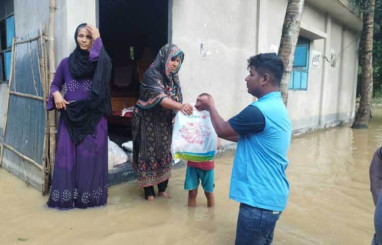 বন্যাদুর্গত এলাকায় নানান ধরনের শুকনো খাবার বিতরণ করছে প্রাণ-আরএফএলের কর্মচারী-কর্মকর্তারা। ছবি: জাগো নিউজ