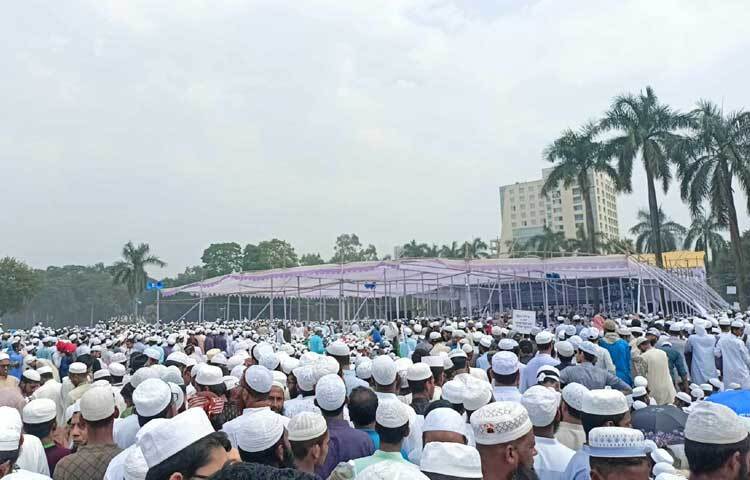 সম্মেলনে যোগ দিতে ফজরের নামাজের পরপর সেখানে জমায়েত হয়েছেন আলেম-ওলামারা।