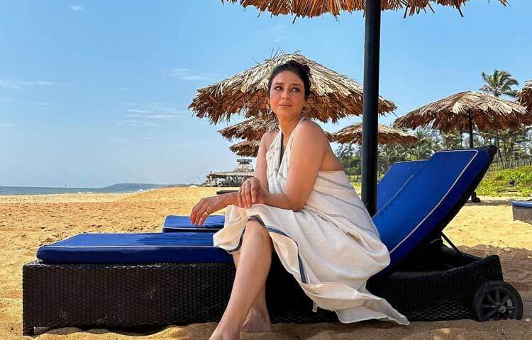 কিন্তু কী সেই কারণ, তা নিয়ে কখনোই মুখ খোলেননি টাবু। কখনো কোনো অভিনেতার সঙ্গে তার প্রেমের গুঞ্জনও ছড়ায়নি। ৫৩ বছর বয়সেও দিব্যি রয়েছেন একা। অভিনয়ই যেন তার জীবন-সংসার।