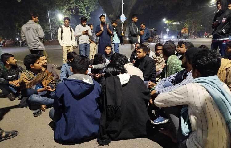 শিক্ষার্থীরা বলেন, ডাকসু নির্বাচনের জন্য আমরা দীর্ঘদিন ধরে আন্দোলন করে যাচ্ছি। কিন্তু এখন পর্যন্ত নির্দিষ্ট কোনো রূপরেখা বিশ্ববিদ্যালয় প্রশাসন দেয়নি। আমরা এতদিন শান্তভাবে কথা বললেও আরও শান্তভাবে কথা বলব না। আমরা আন্দোলনের মাধ্যমে আমাদের ডাকসু আদায় করব।