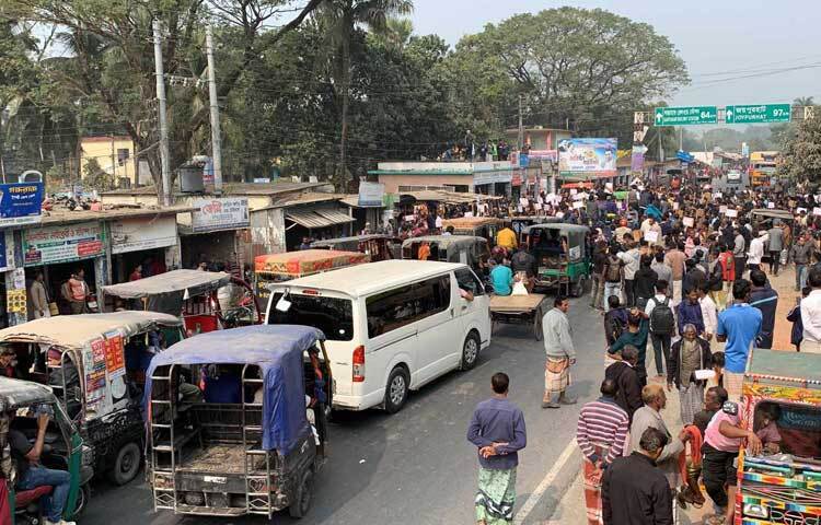 ভাড়া কমানো না হলে এ কর্মসূচি চলবে। পাশাপাশি মহাসড়ক অবরোধেরও হুমকি দেন তারা।
