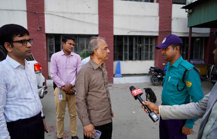 পথে তিনি জিল্লুর রহমান ফ্লাইওভার চেকপোস্ট ও কালশী মোড় চেকপোস্ট পরিদর্শন করেন এবং দায়িত্বরতদের সঙ্গে কথা বলেন।