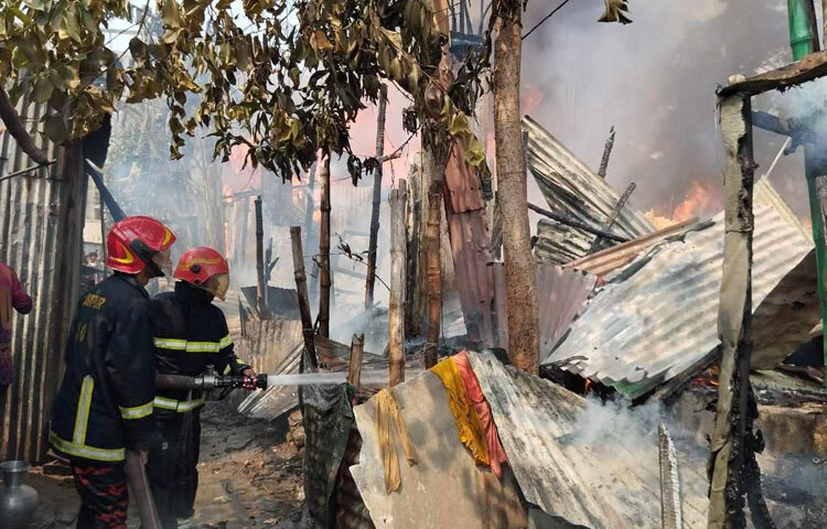 ফায়ার সার্ভিসের ৫ ইউনিটের প্রায় আধাঘণ্টা চেষ্টার পর আগুন নিয়ন্ত্রণে এসেছে।