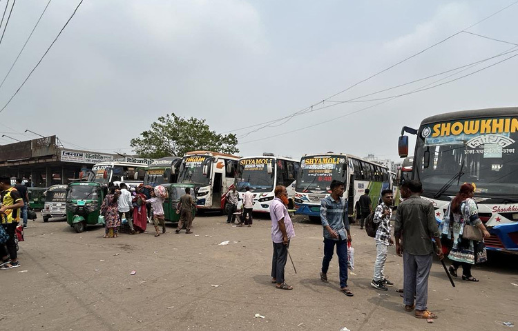 টার্মিনালে গেলেই টিকিট পাওয়া যায়। আবার কয়েকটি পরিবহনের টিকিটের জন্য খানিকটা সময় লাইনে দাঁড়াতে হলেও টিকিট পাওয়া যায়।
